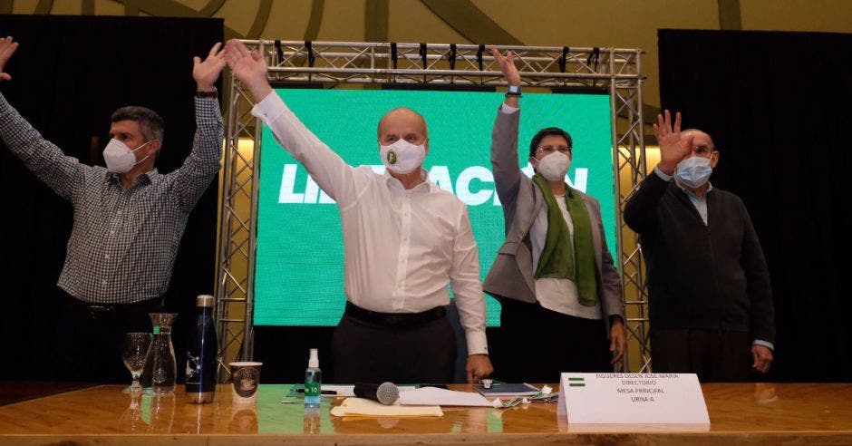 José María Figueres posa junto a sus candidatos a vicepresidentes y su candidato a diputado en primer lugar por San José