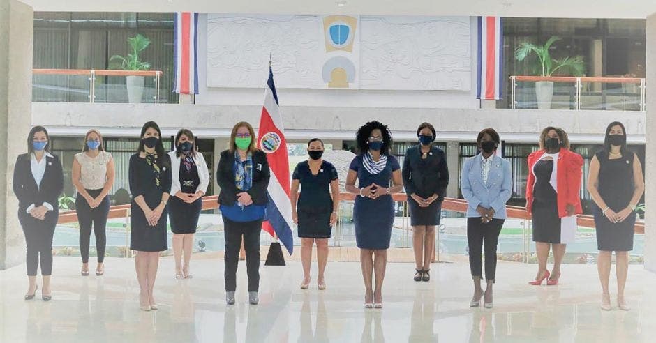 Mujeres trabajadoras de puertos en reunión en Casa Presidencial