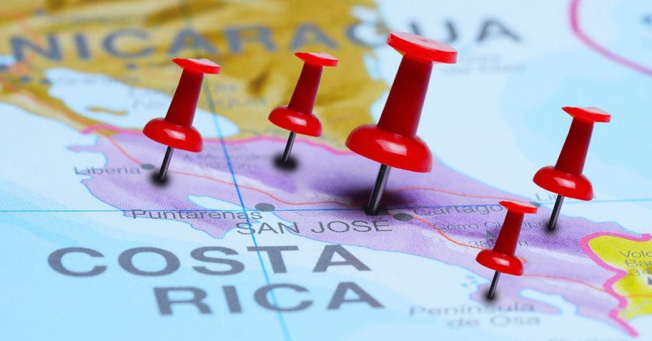 Un mapa de Costa Rica con pines señalando varios destinos