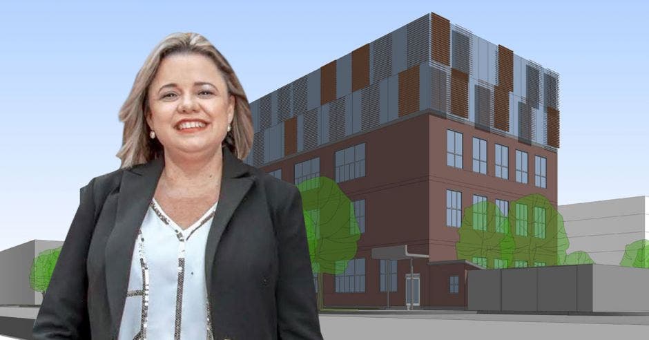 Karen Porras con un render de un edificio de fondo