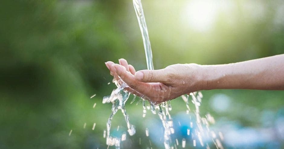 Una mano en un chorro de agua