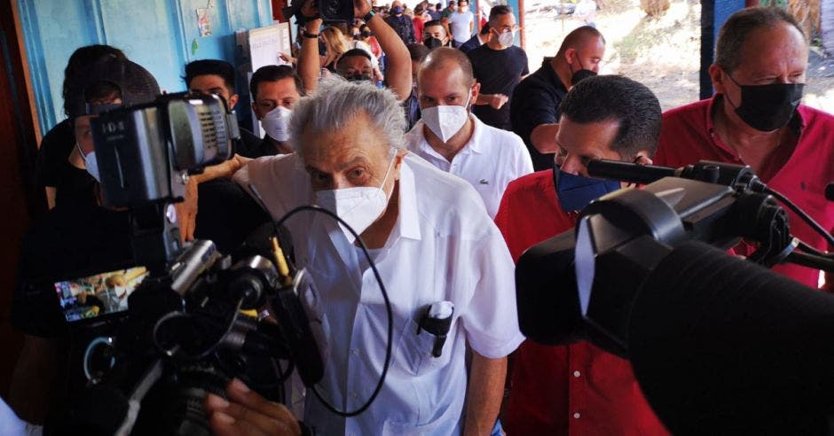 Don Abel Pacheco emitiendo su voto hoy