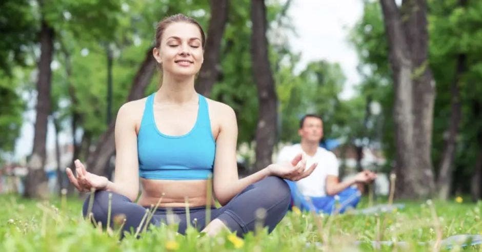 mujer haciendo ejercicio al aire libre