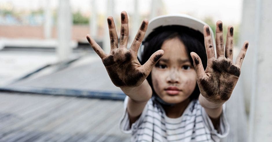 Niña trabjando