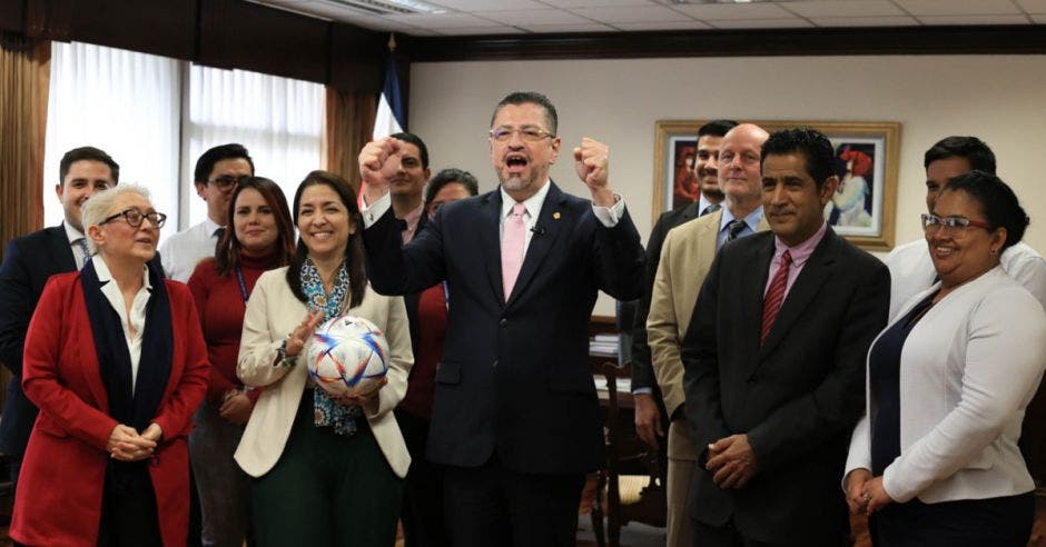 El presidente Rodrigo Chaves cantó la tradicional canción de la selección nacional de fútbol. Cortesía/La República