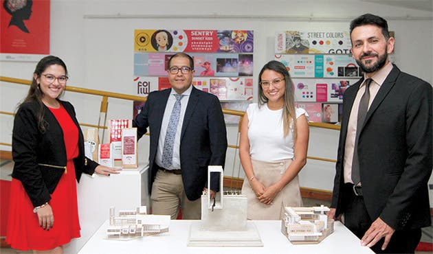 De izquierda a derecha: Sofia Zamora, representante estudiantil de la carrera de Diseño Publicitario, Emilio Jiménez, director de la Carrera de Diseño Publicitario, Valeria Gutiérrez, representante estudiantil de la carrera de Arquitectura e Iván Delgado, director de la carrera de Arquitectura