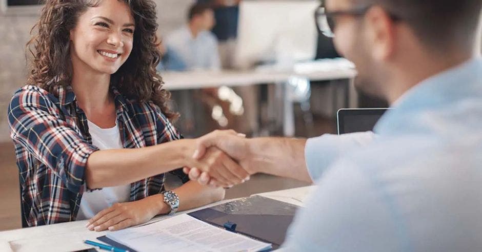 PERSONAS EN ENTREVISTA DE TRABAJO