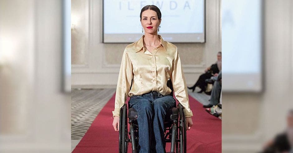 Samanta Bullock, modelo brasileña, activista de los derechos humanos, atleta paralímpica, diseñadora de modas y una de las 100 personas con discapacidad más influyentes del Reino Unido