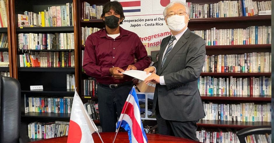 Luis Torres Hernández, Presidente de la Asociación de Desarrollo Integral de Isla Caballo, recibió la donación de parte del embajador japonés  KOMATSU Shinjiro. Cortesía/La República