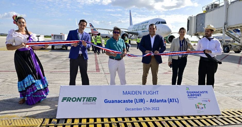 frecuencia una vez semana aerolínea estadounidense frontier ruta atlanta-liberia-atlanta vuelo inaugural 186 pasajeros provenientes aeropuerto internacional hartsfield jackson airbus a320 gran recibimiento motivos culturales pampa guanacasteca william rodríguez ministro de turismo estados unidos mayor cantidad turistas interés viajar costa rica afinidad natural preservación ambiente sostenibilidad turística vuelo operará sábados