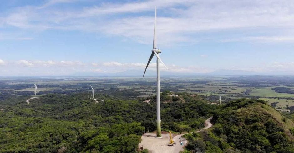 bahía salinas punta descartes pacífico norte potencial generación energía recurso eólico 14 gigavatios análisis ice estudios viabilidad instalación planta energética investigación firma offshore wind consultants sesiones trabajo representantes ministerio ambiente setena universidad de costa rica universidad nacional potencial generación renovable desde perspectiva técnica hasta socioambiental roberto quirós gerente electricidad ice respaldo cooperación no reembolsable corea del sur fondo fiduciario donante único korean trust fund bcie