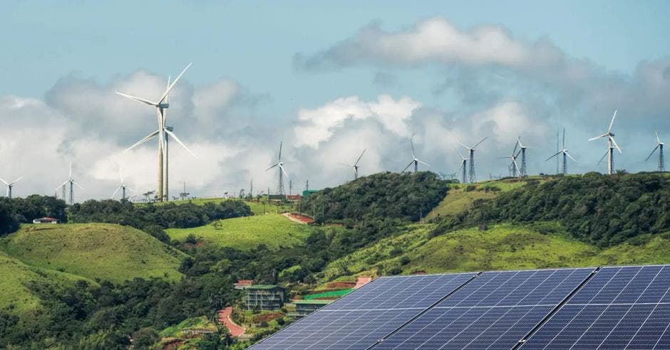 cinco años industrias mundiales aprovechamiento energía renovable proporcional utilizada últimos 20 años estimación expertos huawei capacidad mundial energías limpias aumento 2,4 mil gigavatios período 2022-2027 equivalente capacidad energética china actualidad tendencias mundiales ruta mayor integración energía fotovoltaica alta potencia fiabilidad equipos desarrollo importante generación energía solar distribuida sistemas digitales gestión inteligente optimización control distribución energía aumento utilización tecnologías basadas big data inteligencia artificial