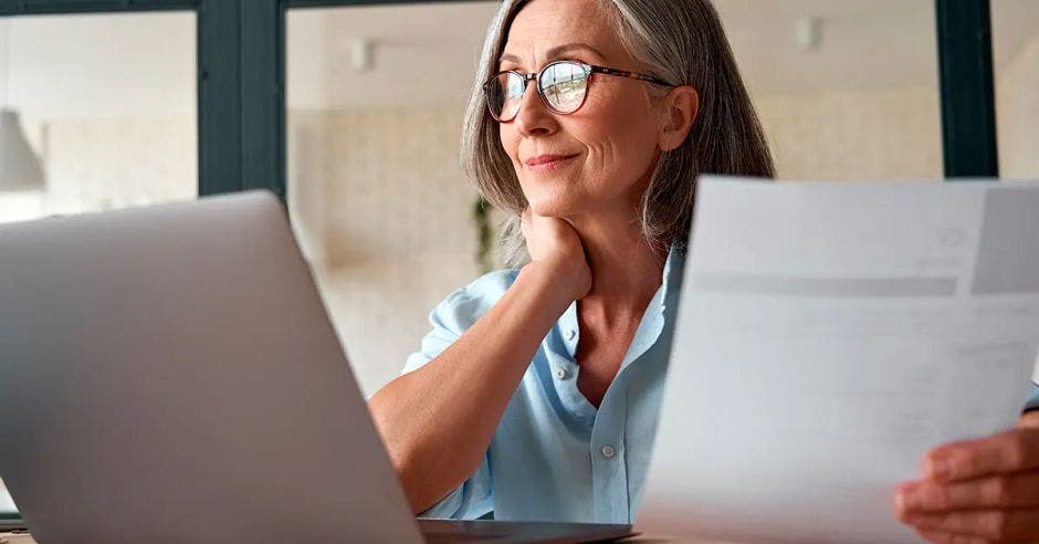 trabajadores mayores 55 años diez años trabajar continuamente mismo lugar optar preaviso cuatro meses facilitar búsqueda nuevo trabajo iniciativa frente amplio reforma artículo 102 código trabajo segmento mayormente afectado por desempleo diputado antonio ortega reinserción laboral competencias estratégicas políticas estatales apoyo empleadores 47% población empleo informal mayor 45 años datos inec importante cantidad adultos mayores no cotiza momento pensionarse