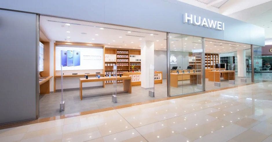 cuarto aniversario tienda huawei multiplaza escazú promociones regalías dinámicas concursos rebeca loría gerente mercadeo tiendas plaza lincoln paseo de las flores quioscos paseo metrópoli cartago mall multicentro desamparados