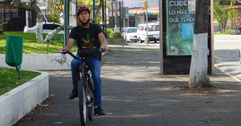 Entre enero y febrero, la policía de tránsito hizo 52 multas por este delito, el cual, se castiga con infracciones que oscilan entre los ¢26 y ¢124 mil. Cortesía/La República.