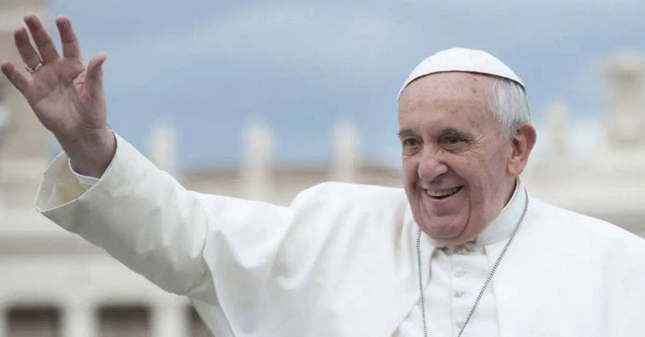 papa francisco dado de alta médicos hospital Gemelli permaneciera internado mediados semana podrá celebrar fieles católicos semana mayor santa sede divulgó comunicado emitido oficina prensa ciudad vaticano