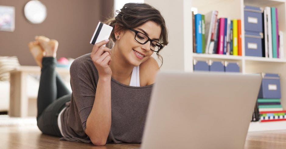 Comprar en línea es más fácil y seguro con la nueva tarjeta del Banco Nacional. Shutterstock/LA  REPÚBLICA.