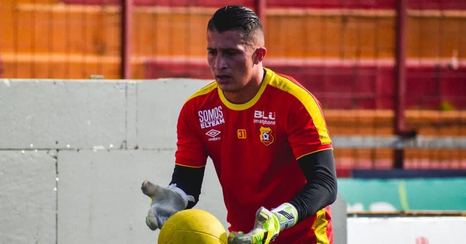 señalamiento santos guápiles técnico randall row contra guardameta club sport herediano bryan segura aparentes insultos racista contra jugador origen panameño carlos rivera portero florense se defendió lunes comunicado negando hechos