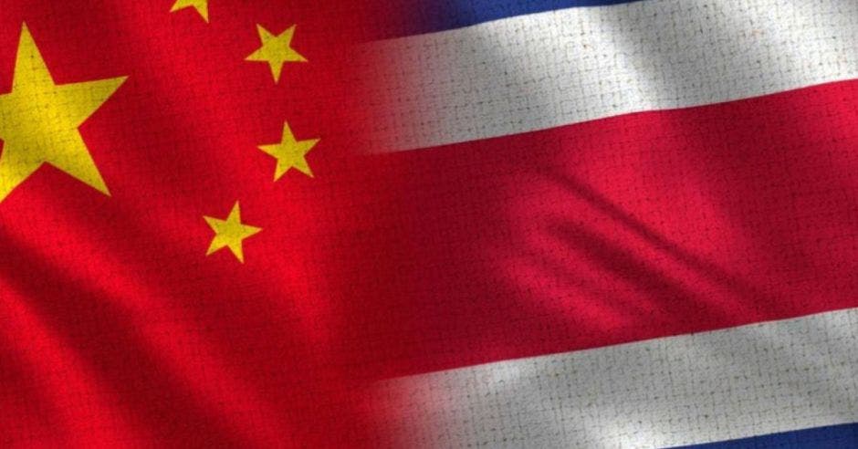 banderas de Costa Rica y China entrelazadas