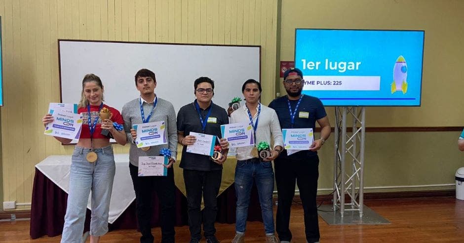 40 jóvenes todo el país desarrollaron ideas innovadoras áreas IA educación financiera sostenibilidad negocios segunda edición campamento minds on realizado centro innovación nova hub cooperativa cs ahorro crédito