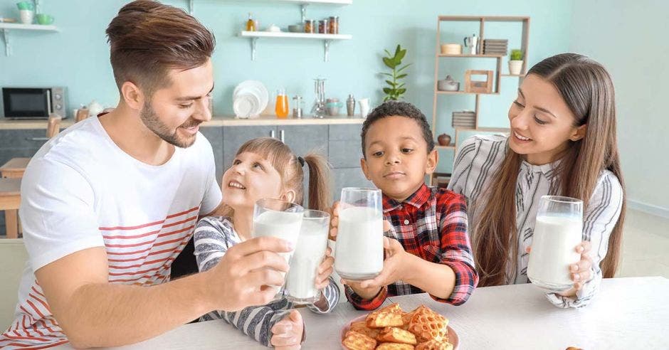 familia tomando leche