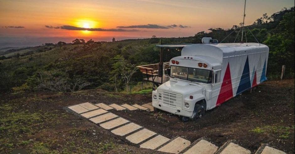 Airbnb que ofrece vista al Lago Arenal y un ambiente lleno de paz. Foto tomada de Santos Skoolie/La República