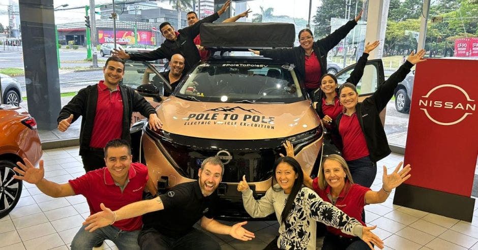 Chris y Julie Ramsey, los líderes y protagonistas de la travesía “Pole to Pole”, junto con el equipo de Nissan.