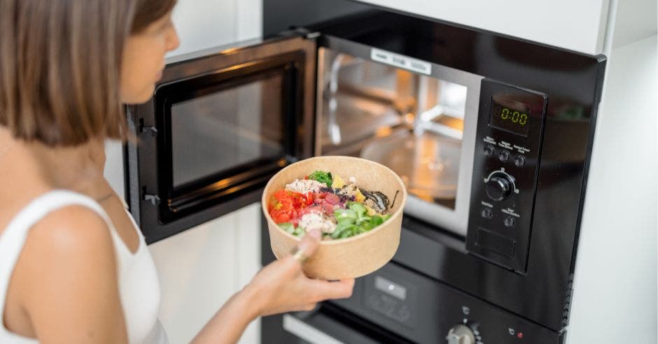 Calentar comidas en recipientes de plástico en el microondas
