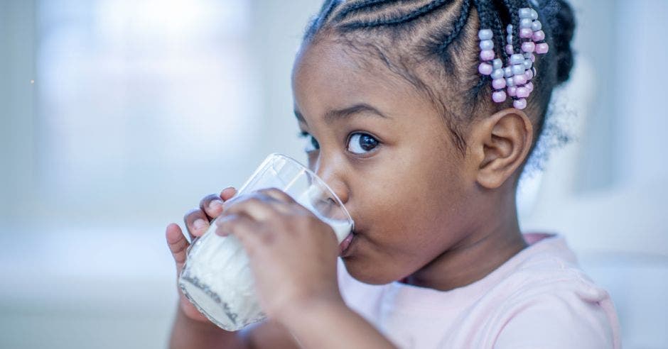 niña tomando leche, etapa escolar, beneficios