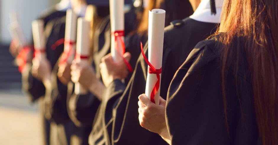 solo por este año estudiantes último año colegio podrían graduarse bachillerato con solo haber acumulado porcentaje 70 demás rubros evaluaciones, tareas, trabajo cotidiano conducta, entre otros indiferentemente nota que se hayan sacado prueba estandarizada actual curso lectivo representará 30% de nota final