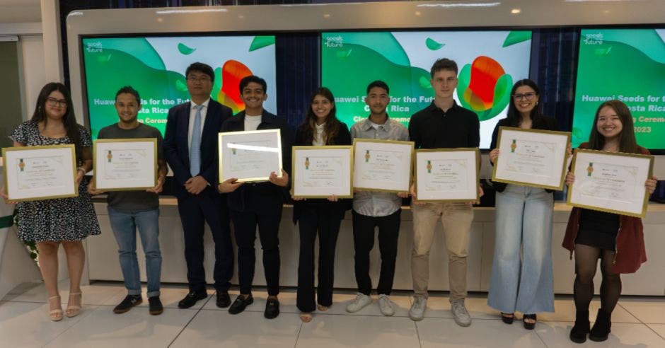 ceremonia premiación nueve estudiantes universitarios firma huawei concluyó costa rica octava edición programa responsabilidad social empresarial semillas para el futuro