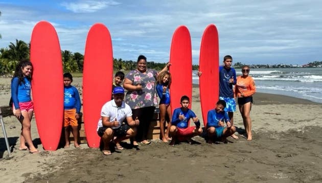 donación surf Cieneguita jóvenes