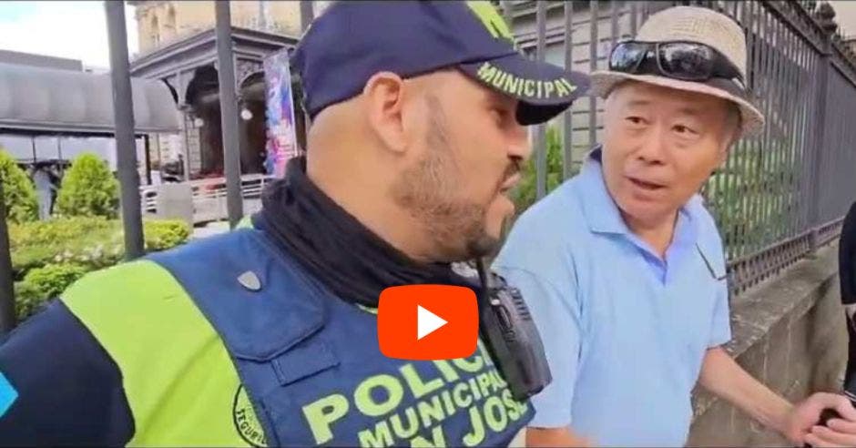 turista chino policía tico