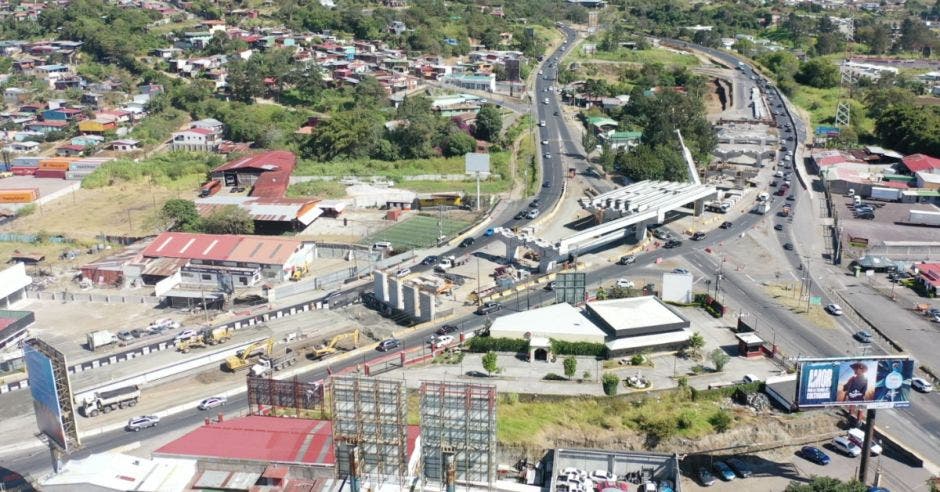 La obra compone dos niveles y contará con un paso elevado de 6 carriles (3 por sentido), mientras que en la parte inferior tendrá una rotonda, marginales con aceras y una ciclovía. Cortesía/La República