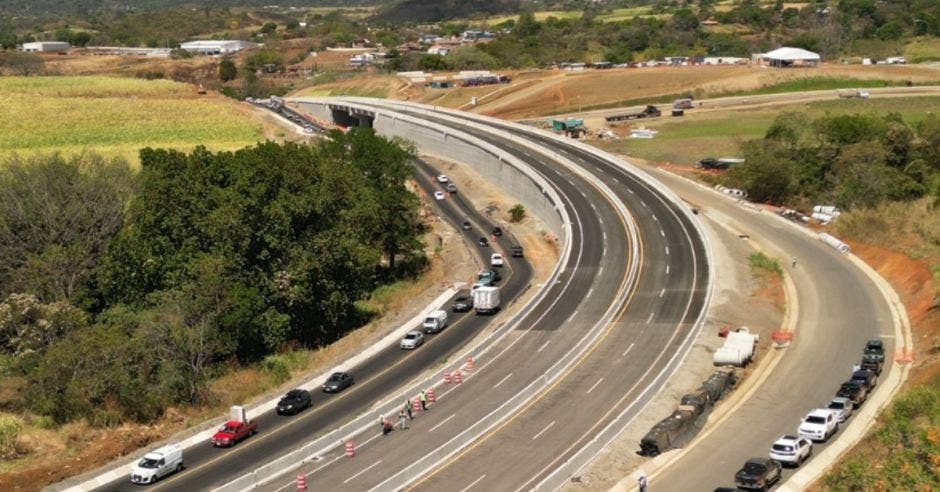 El paso a desnivel tiene una extensión de 1,5 kilómetros sobre la Ruta 1 y cuenta con un puente elevado, en el cual, la autopista pasa directo, con dos carriles en ambos sentidos. Cortesía/La República.