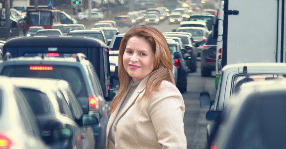El transporte público debe tener prioridad para resolver los problemas de embotellamientos, expresó Silvia Bolaños, presidenta de la Cámara Nacional de Transportes. Cortesía/La República.