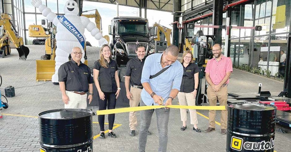 El equipo de Matra y Autolub cortaron la cinta este miércoles 5 de junio junto a Erick Lonis, quien es cliente de la empresa.