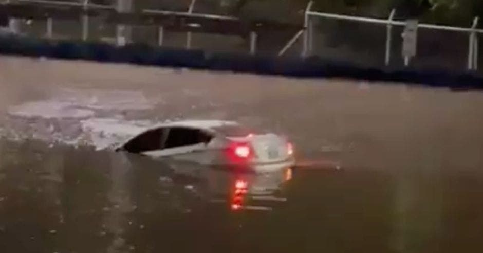 Un vehículo fue tragado por agua. Cortesía/La República
