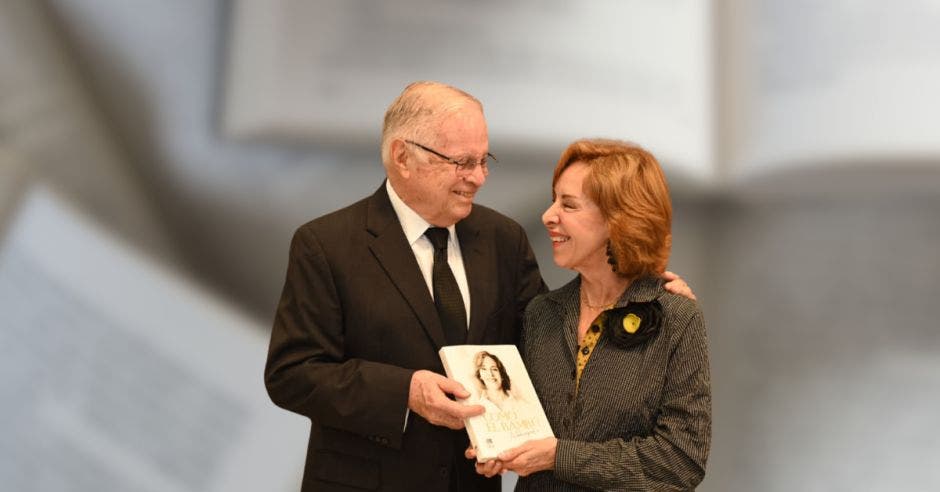 El expresidente Miguel Ángel Rodríguez, felicitó a Lorena Clare, por la autobiografía. Cortesía/La República.