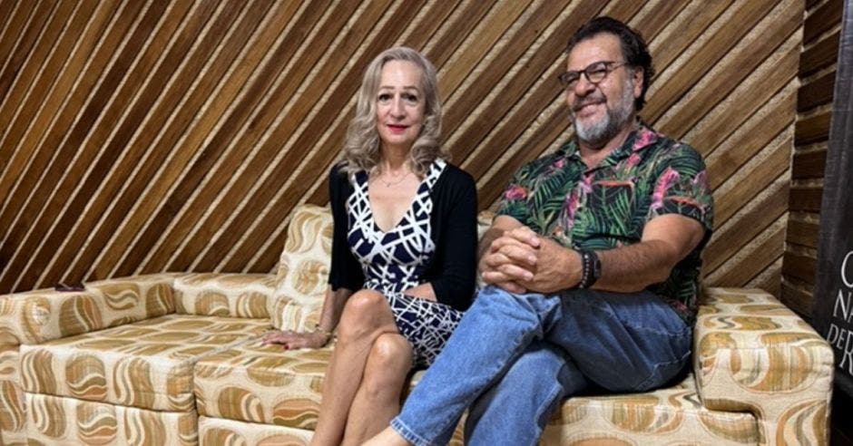 Luis Ángel Castro junto a la escritora costarricense Ofelia Deschamps