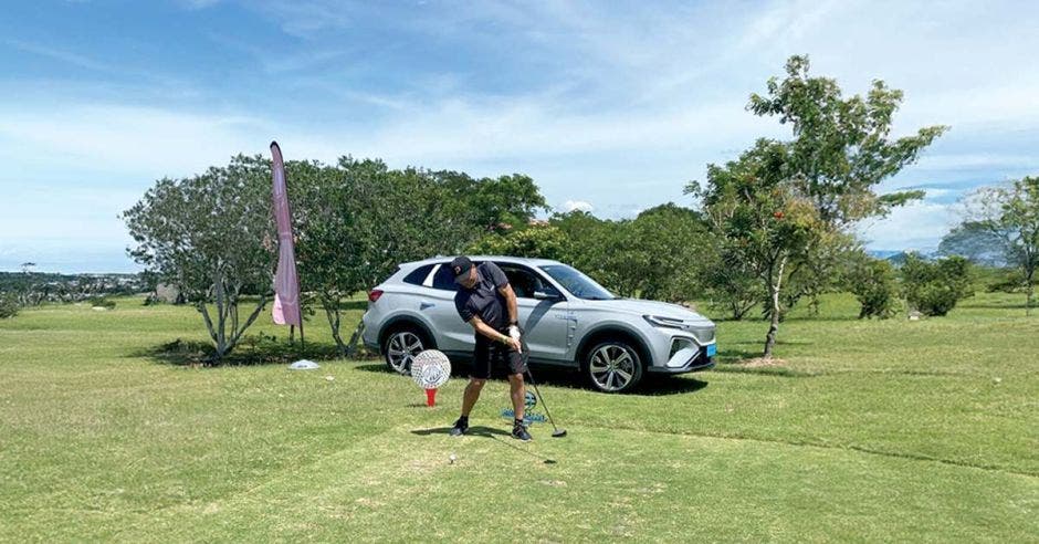 El Torneo de Golf NAVE está de vuelta, y en su segunda edición, promete no solo ser un evento deportivo de primer nivel, sino también una jornada de solidaridad y esperanza.   El 13 de julio, el campo de golf Valle del Sol en Santa Ana se convertirá en el escenario donde jugadores y aficionados se reunirán con un objetivo común, apoyar a la Asociación Proyecto Daniel, una entidad sin fines de lucro que trabaja en mejorar la vida de jóvenes de 13 a 25 años diagnosticados con cáncer.  Las puertas de la cita deportiva se abrirán a las 7:30 a.m., invitando a todos los interesados a participar, independientemente de su nivel de experiencia en esta disciplina. La cuota de inscripción, ofrece una experiencia completa que incluye acceso al campo, desayuno, almuerzo de premiación, la participación en las rifas y la posibilidad de ganar premios, como un vehículo del año para quien logre un hoyo en uno.  Ligia Bobadilla, presidenta y fundadora de Proyecto Daniel, resaltó la importancia de esta iniciativa: “Anualmente en Costa Rica, se diagnostican 265 jóvenes con cáncer entre los 13 y los 25 años. Es por esta razón que, le agradecemos a las Cámaras por ser los beneficiados en este torneo de golf para seguir ayudando a mejorar la calidad de vida de estos jóvenes. Su ayuda hace que ellos sigan sonriendo y que tengan el deseo de seguir luchando por su vida”.   Además, la organización ha mejorado diversos aspectos del torneo en comparación con la edición anterior, incluyendo la calidad de los premios. Entre ellos un premio de un MG eléctrico a quien atine un hoyo en uno.  Alfredo Salas, director de la Cámara Costarricense de Navieros y aficionado al golf, mencionó que el perfil de los jugadores y el objetivo de unir el deporte a esta causa fueron fundamentales para decidir organizar este torneo.  “La popularidad del golf ha crecido enormemente en los últimos años. Normalmente, los jugadores suelen ser presidentes de empresas, gerentes generales, empresarios y ejecutivos de alto nivel, quienes son los encargados de tomar decisiones y manejar presupuestos. Esta estrategia nos permitió combinar el deporte con la obra social. ¿Por qué esta organización? Porque estamos plenamente comprometidos con esta causa”, expresó.  El formato será en equipos de tres, esto para sacarle el mayor rendimiento posible a la cancha. Estarán presentes 114 jugadores y 25 en lista de espera, debido a lo popular del evento