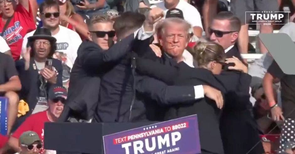 Agentes de seguridad lo sacaron del evento. Foto pantallazo Canal oficial de Donald Trump/LA REPÚBLICA