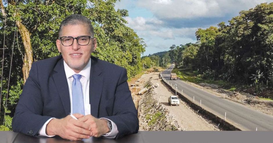 La ampliación de la ruta 32 implica la construcción de dos carriles por sentido en un tramo de 107 km. Mauricio Batalla, Ministro del MOPT, espera que al inicio del otro año la obra quede terminada. Cortesía/La República.