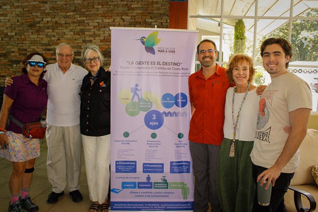 Miguel Angel Rodriguez y su esposa Lorena Clare, con su sobrino David Rodríguez, vicepresidente de la Asociación y su hijo con Gabriel Lara y Conchita Espino también de la Asociación Mar a Mar.