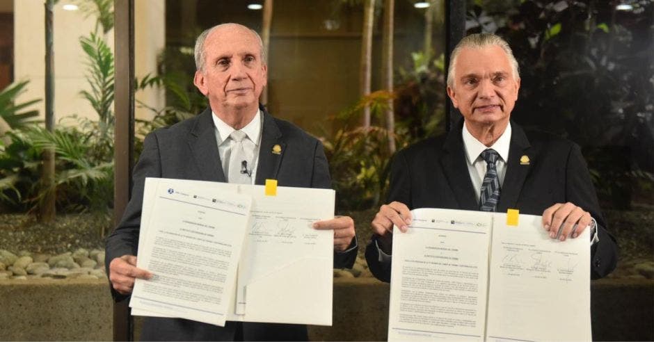 William Rodríguez, ministro de Turismo de Costa Rica junto a Arnoldo André, ministro de Relaciones Exteriores