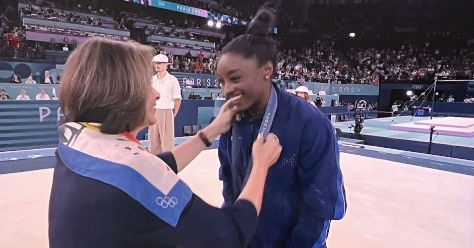 laura chinchilla simone biles