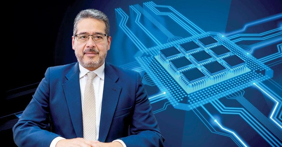 Eduardo Escalante, Director de la Escuela de Ingeniería Eléctrica de la Universidad Fidélitas se refiere a la necesidad de capacitar al talento humano. Cortesía/La República