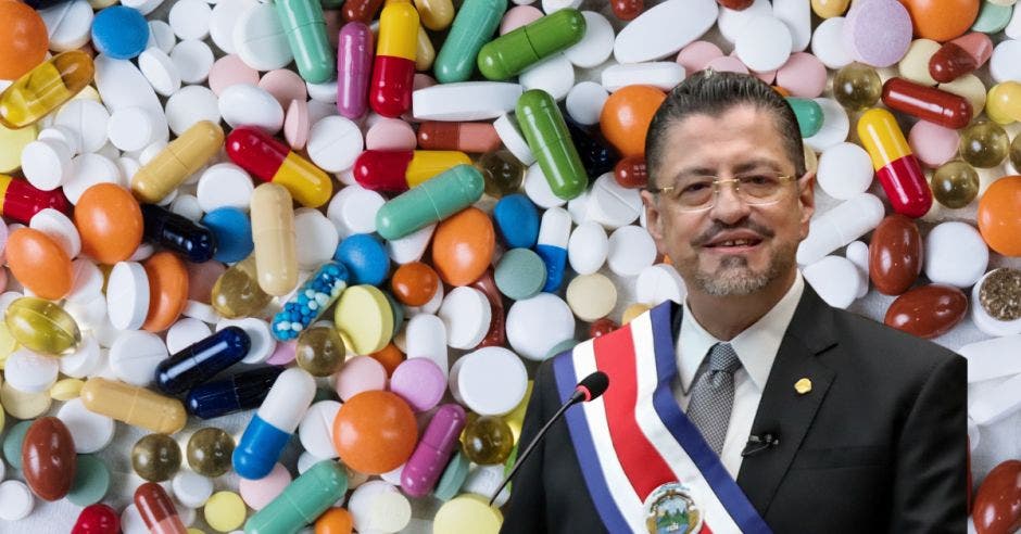 Uno de los primeros actos de Rodrigo Chaves como presidente, fue firmar un decreto para permitir la homologación de medicamentos. Cortesía/La República.