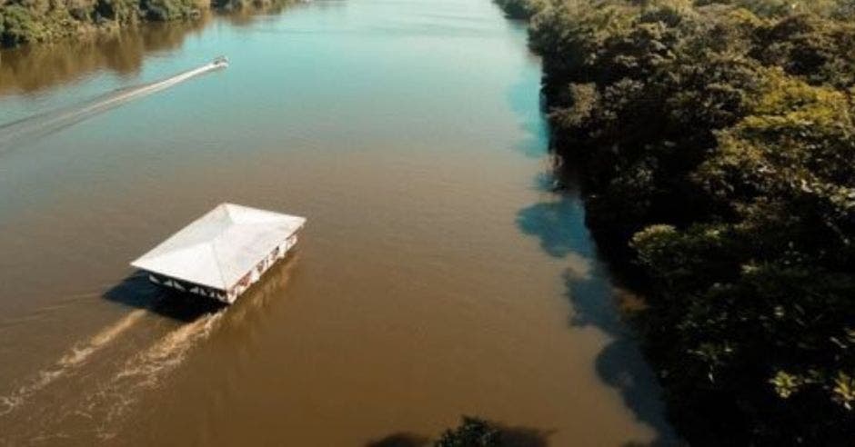 A diferencia de otros restaurantes flotantes, "La Katonga" está construido sobre dos lanchas que navegan por el río Tortuguero mientras los comensales disfrutan de su comida y de la exuberante biodiversidad que caracteriza la zona. Cortesía/La República