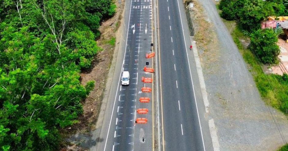 Este esfuerzo tiene como objetivo reducir los riesgos asociados a la conducción en esta transitada carretera en construcción, priorizando la seguridad de los usuarios. Cortesía/La República.